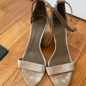Tory Burch wedge sandal mushroom/taupe color